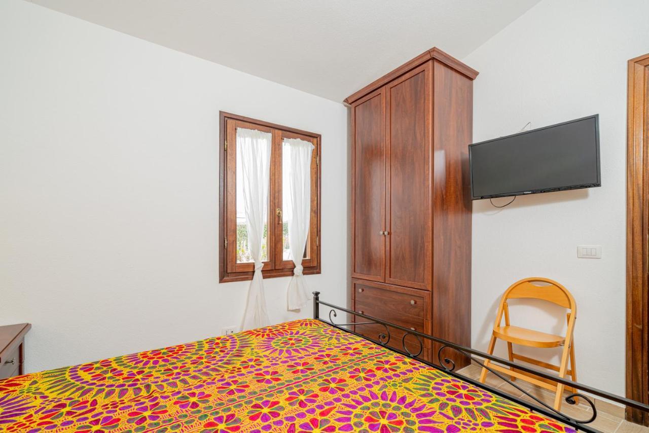 Appartamento Trilocale Le Canne 4 Posti Letto Con Giardino E Posto Auto Privato San Teodoro  Exterior foto