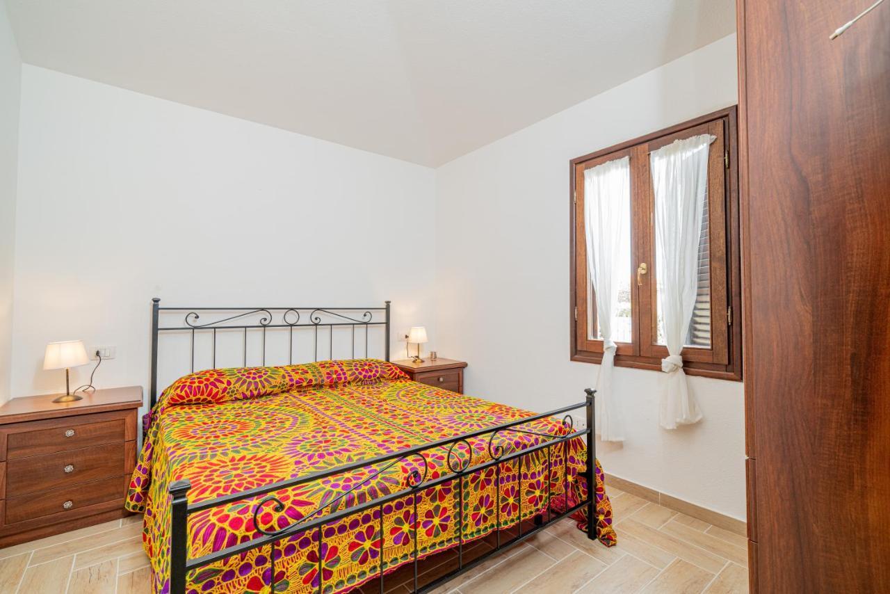 Appartamento Trilocale Le Canne 4 Posti Letto Con Giardino E Posto Auto Privato San Teodoro  Exterior foto